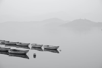 白排船内联在水体雾蒙蒙的天气
